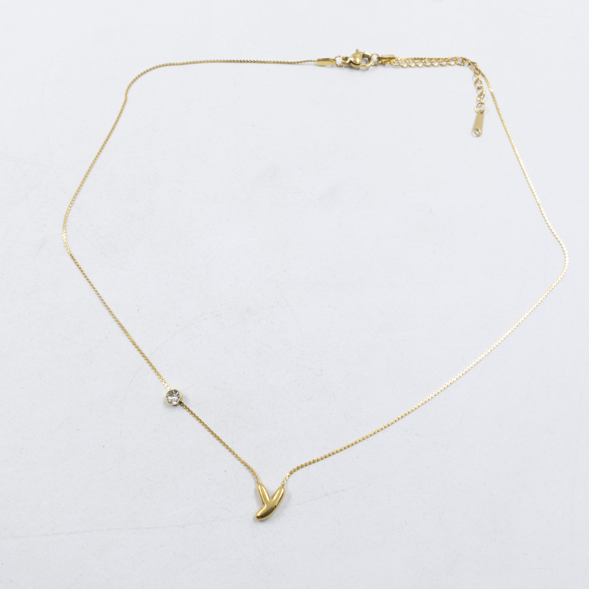 Collar Dorado con Dije de letras pequeñas M2 Oro Laminado