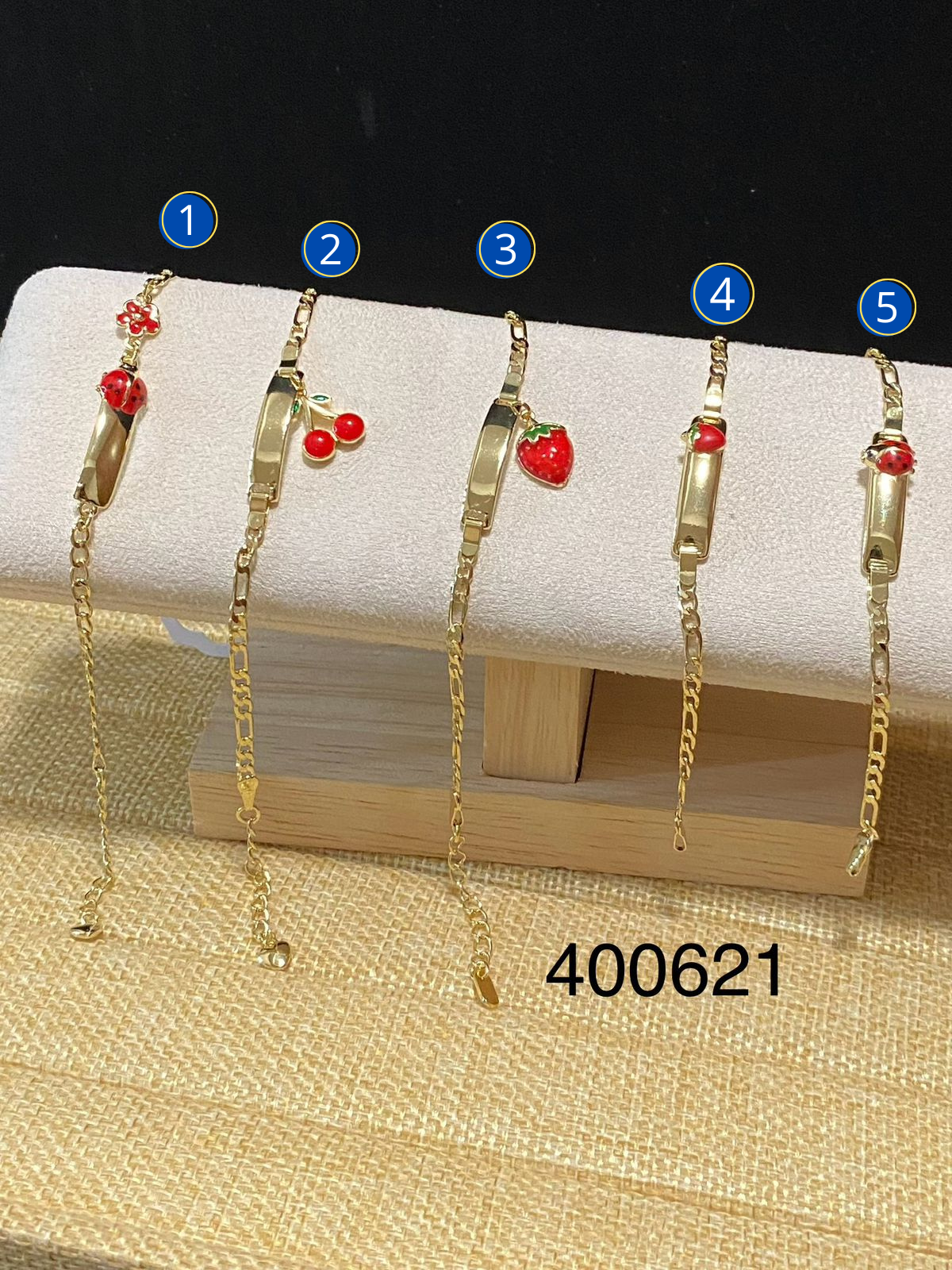 Pulsera Dorada con dije diferentes M1 Oro Laminado