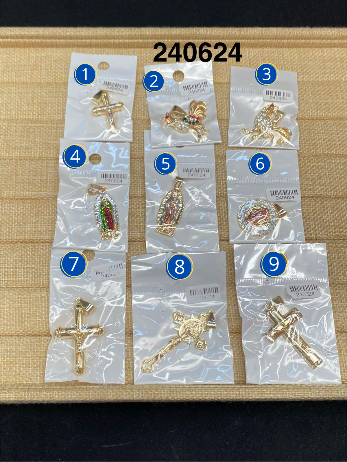 Dijes Dorados M8 Oro Laminado