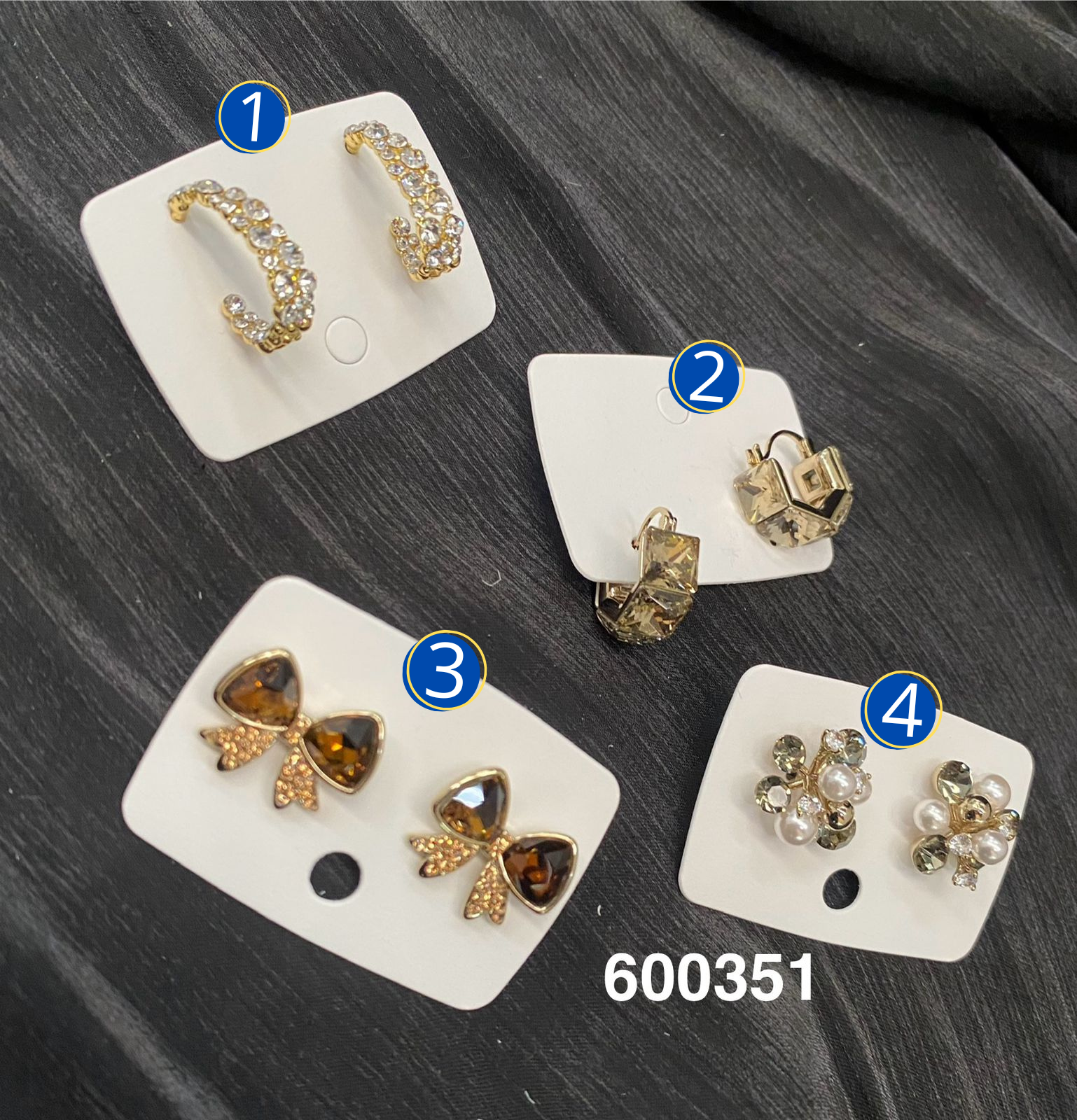 [08/JUNI/26] Aretes Dorados diferentes Diseño M2 Oro Laminado