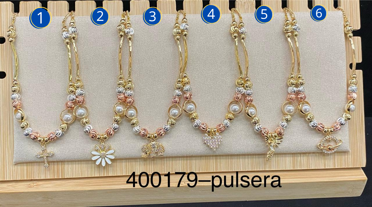 Pulseras doradas con diferentes dijes M2 - Oro Laminado