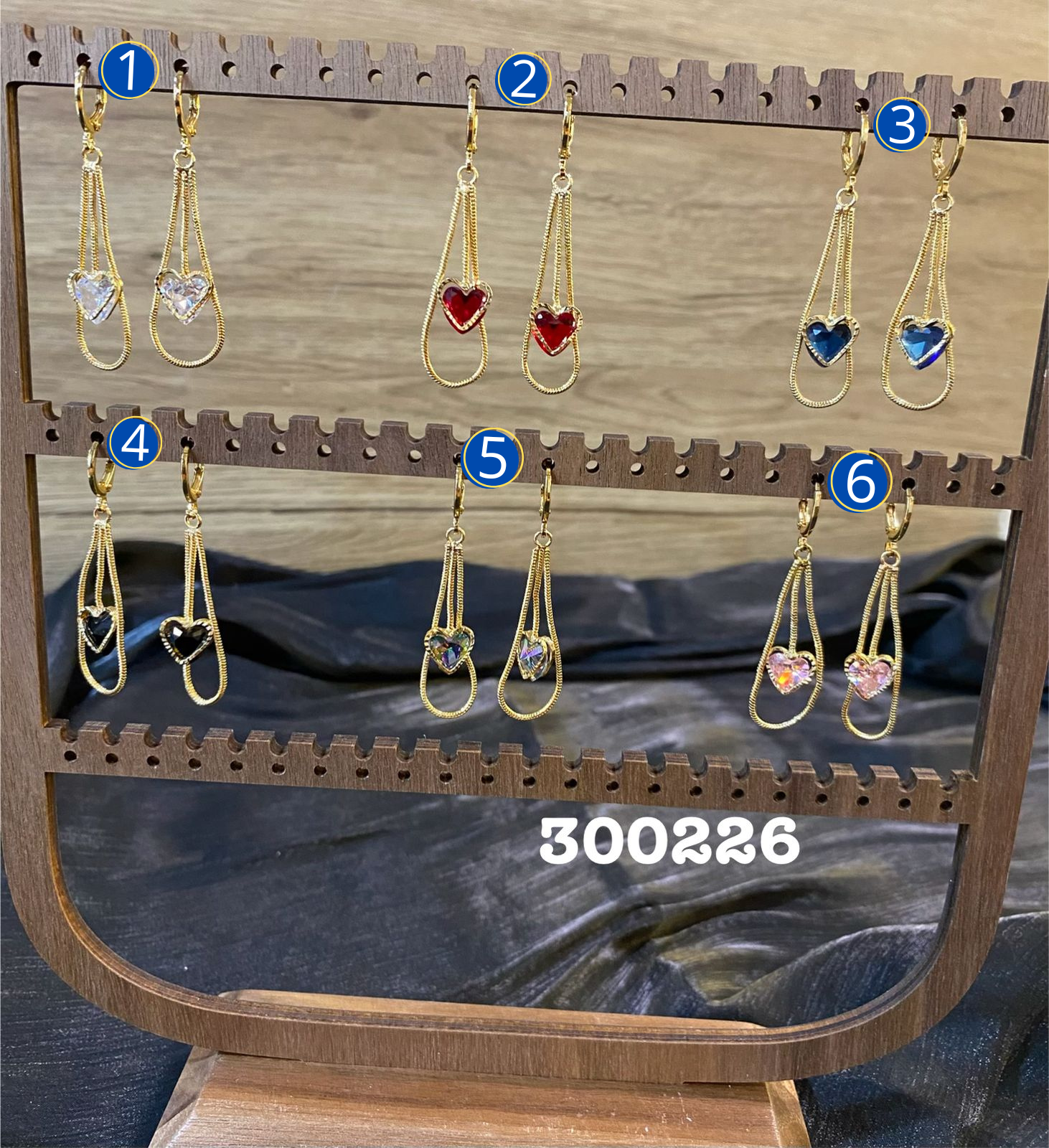 Aretes Largos Dorados con Piedras en Forma de Corazón M2 Oro Laminado