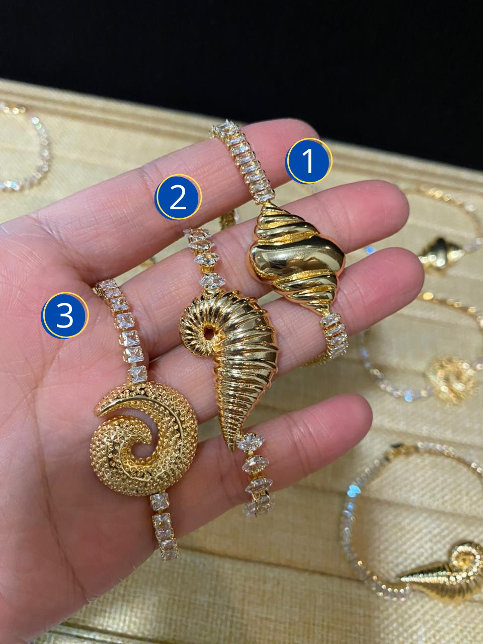Pulsera con Piedras y dijes de Caracol M4 Oro Laminado
