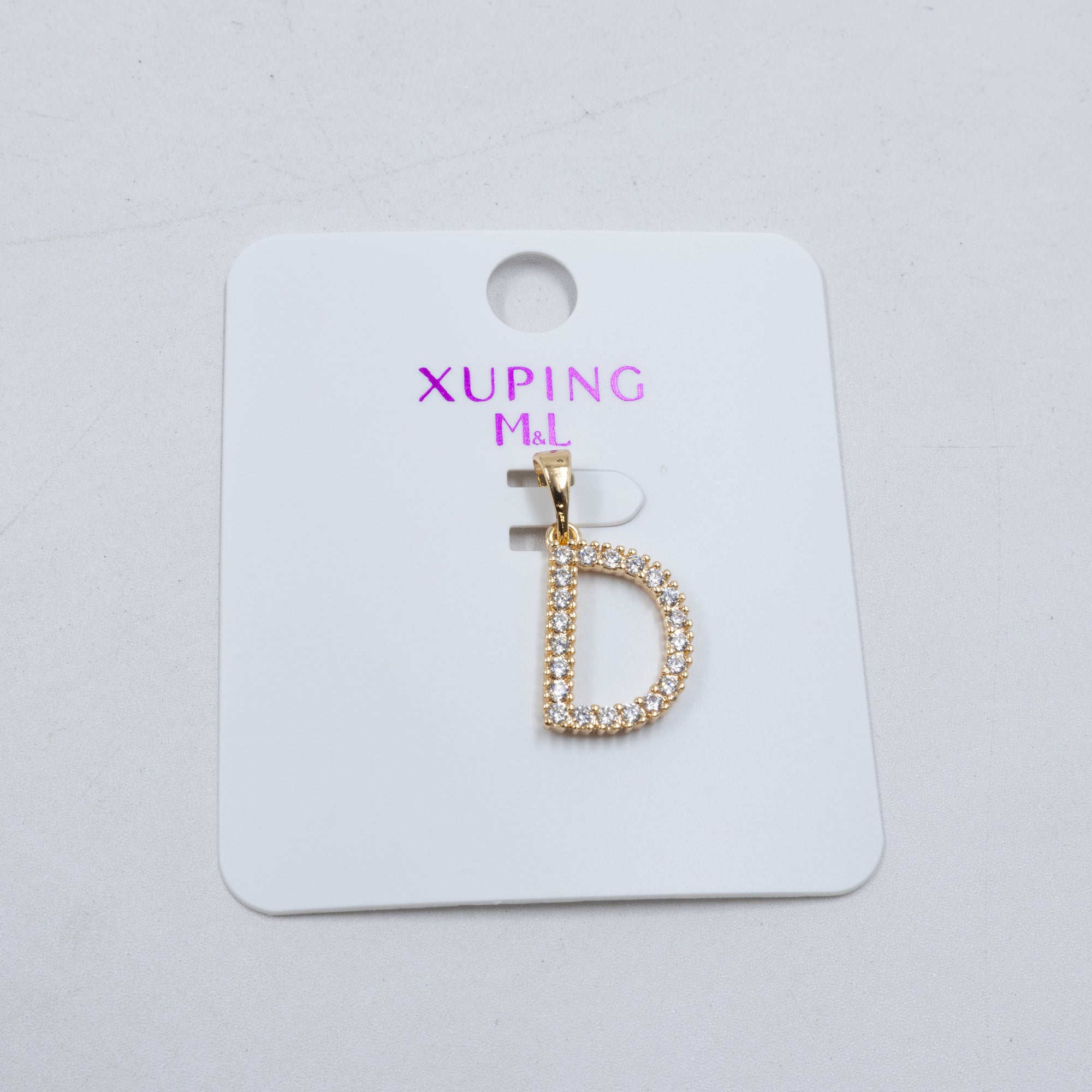 Dije de Letra D con Piedras M12 Oro Lamiando