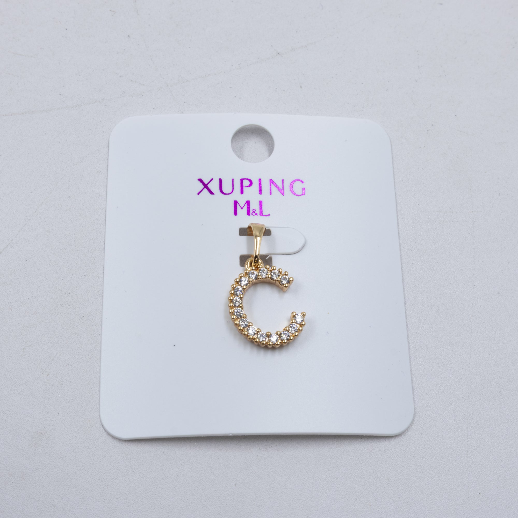 Dije de Letra C con Piedras M13 Oro Lamiando