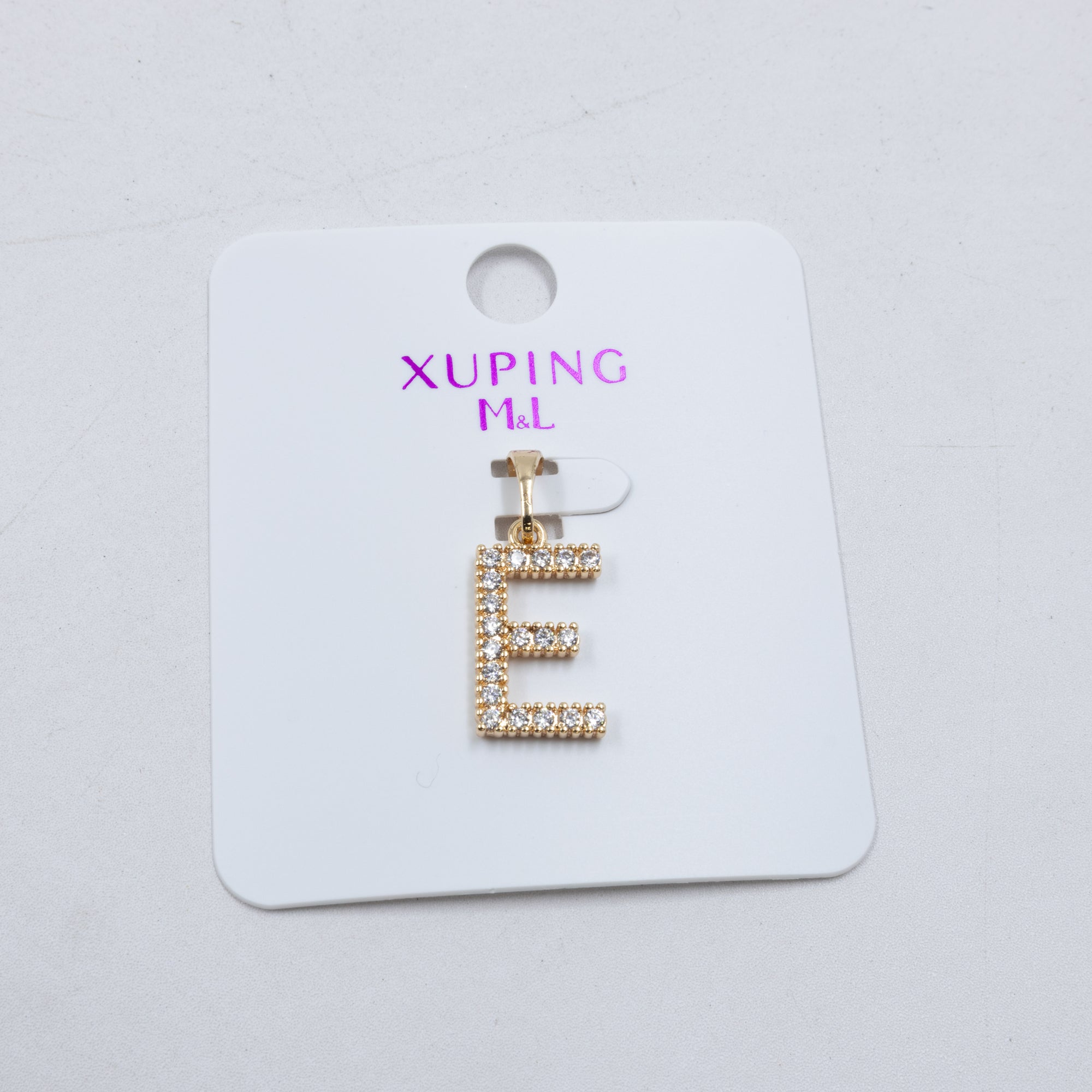 Dije de Letra E con Piedras M16 Oro Lamiando