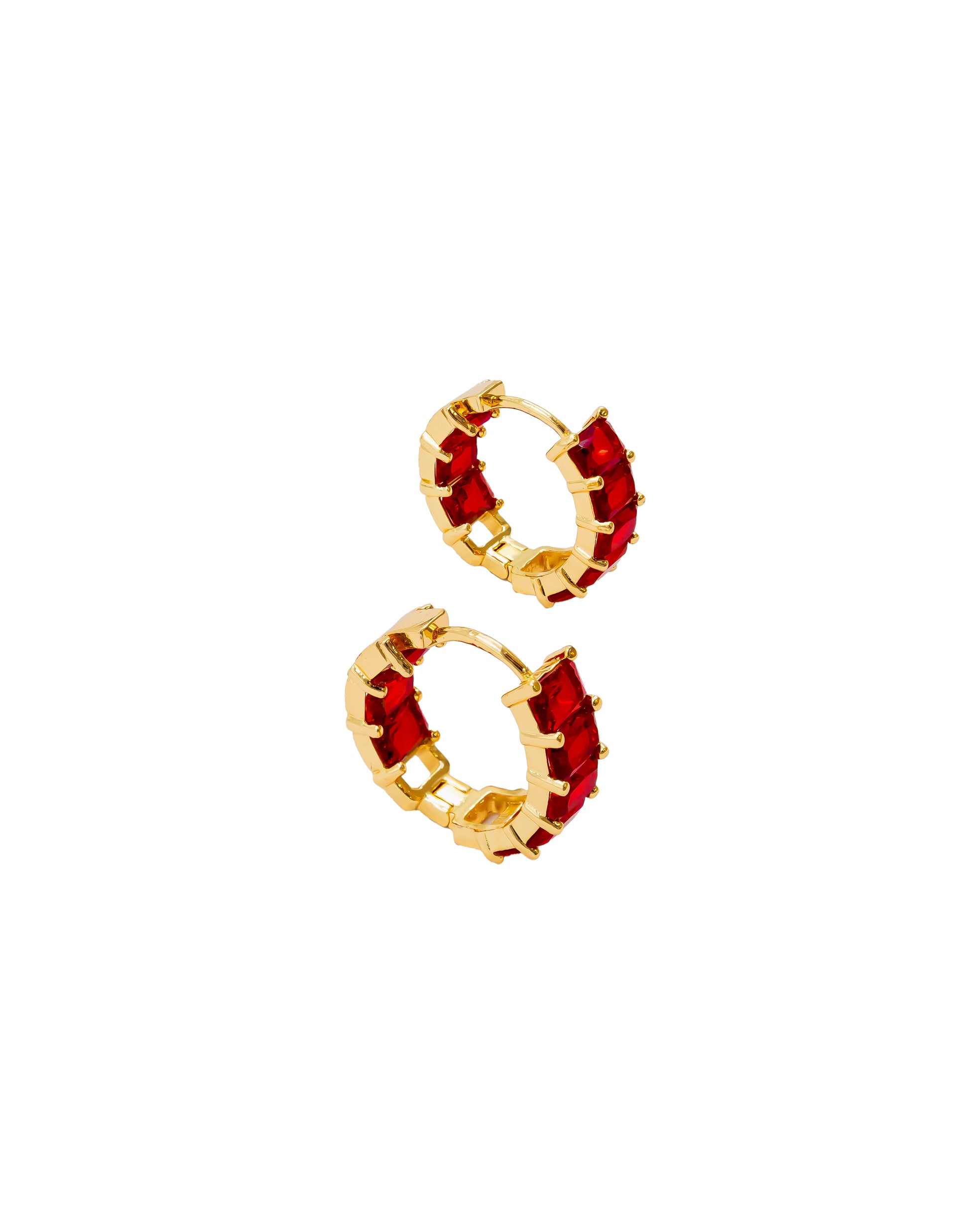 Aretes Huggies con Piedras M2 Oro Laminado