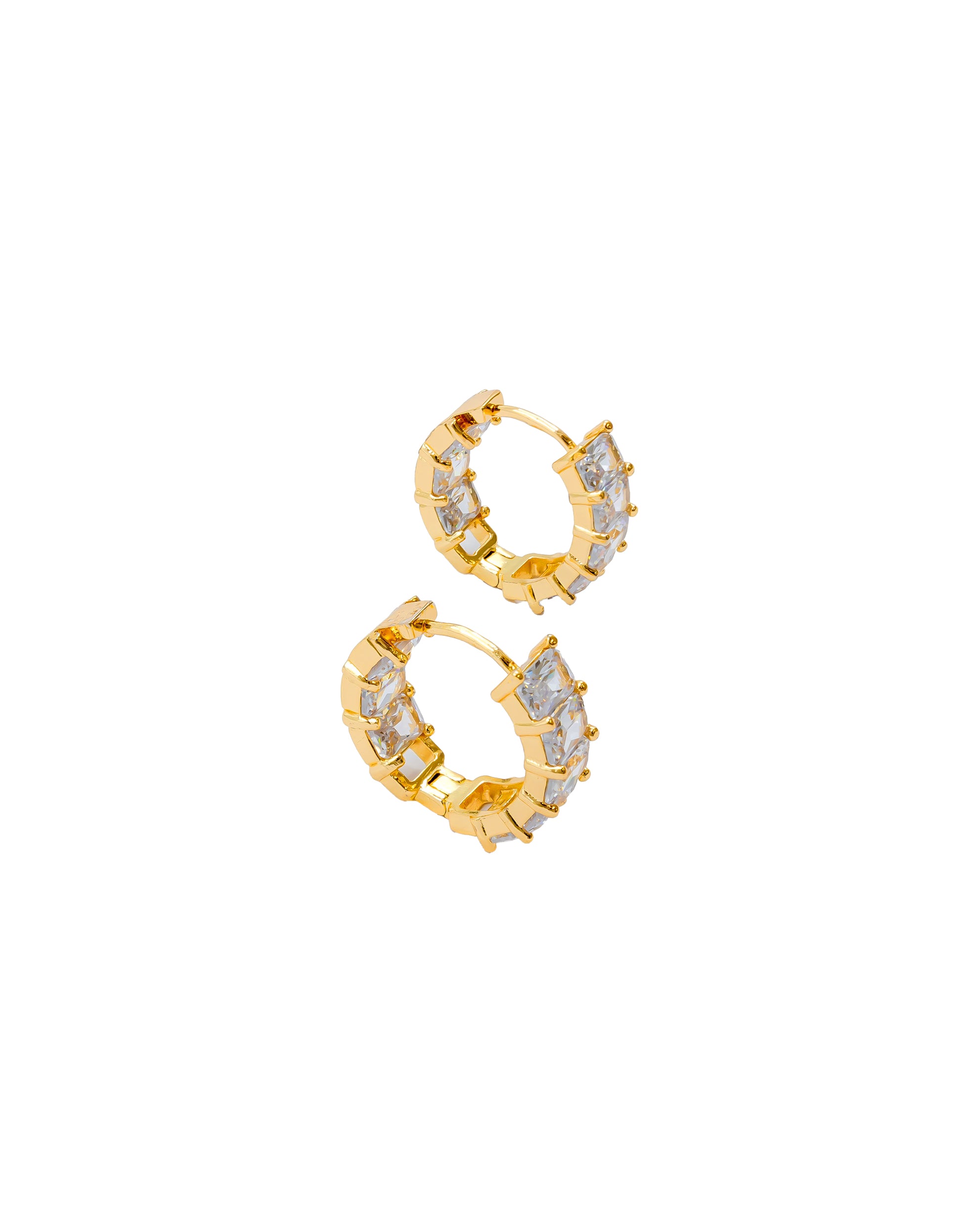 Aretes Huggies con Piedras M4 Oro Laminado
