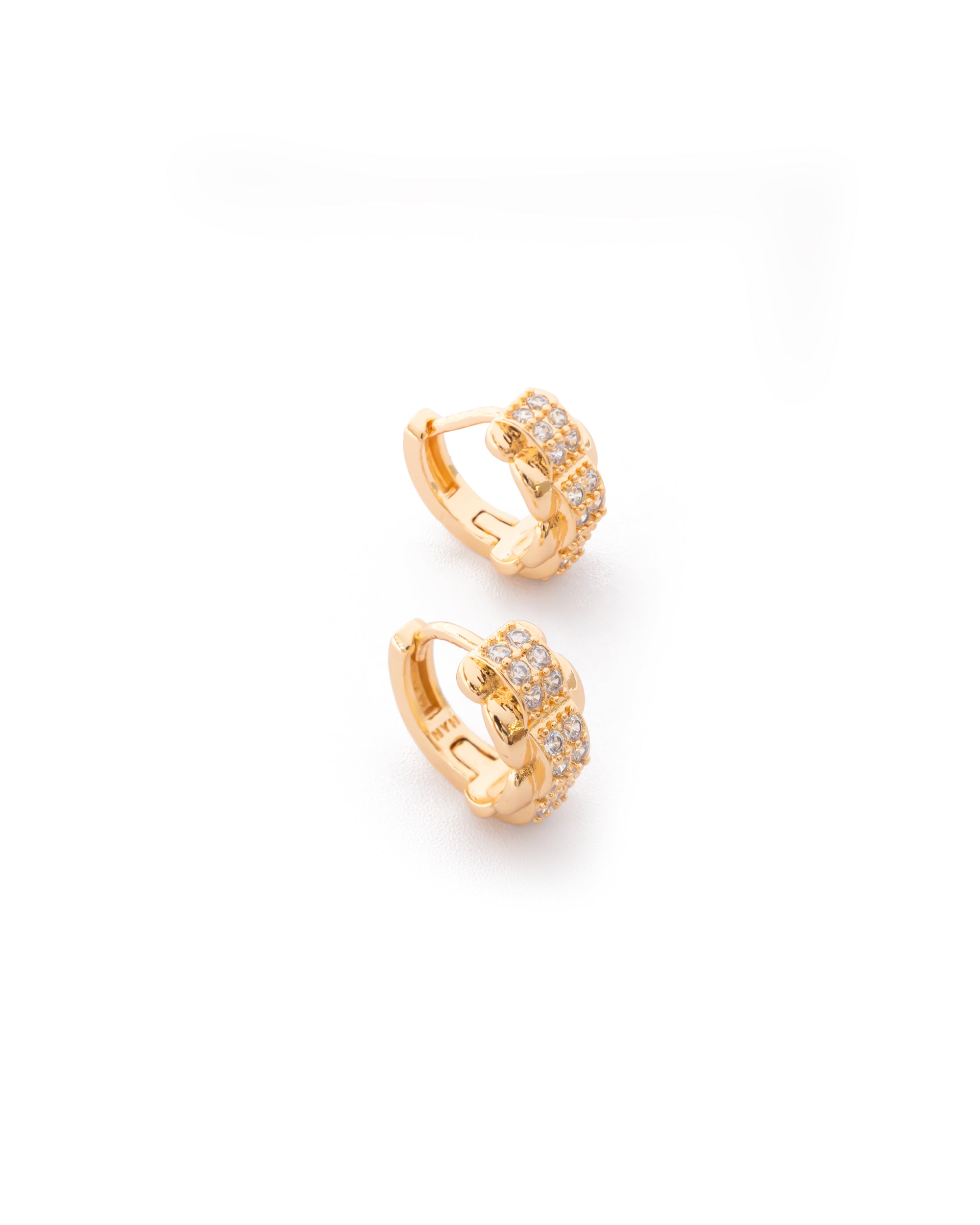 Aretes Huggies Dorados con Piedras M1 Oro Laminado