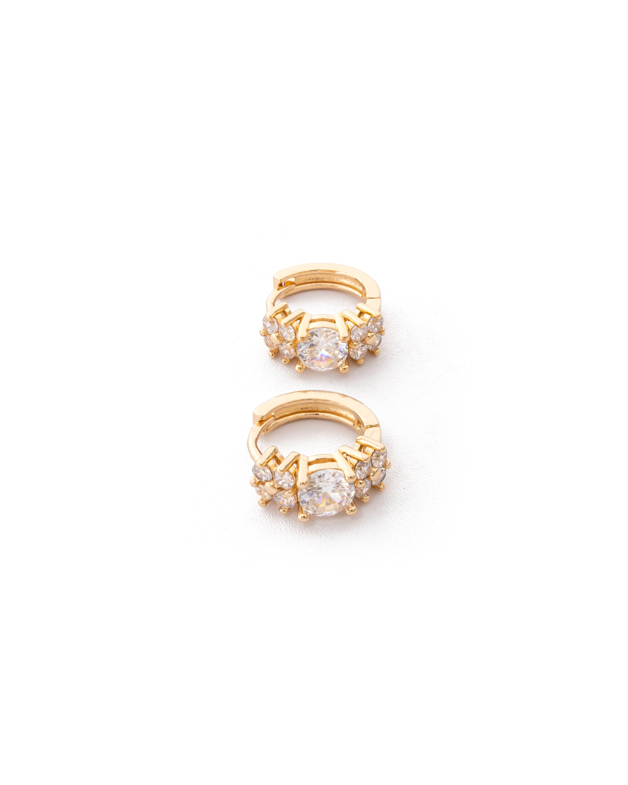 Aretes Huggies Dorados con Piedras M1 Oro Laminado