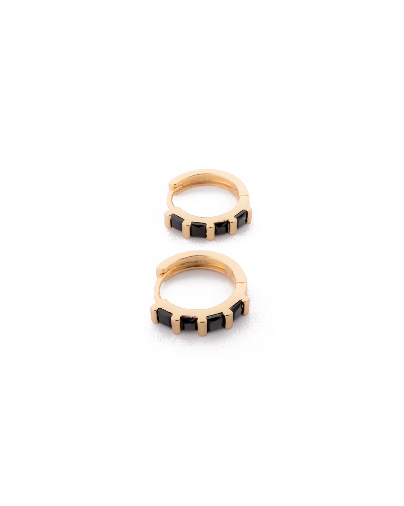 Aretes con piedras M1 Oro laminado