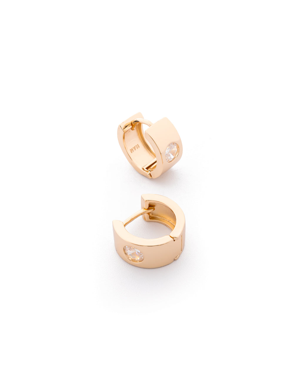 Aretes Huggies Dorados con Piedras M2 Oro Laminado