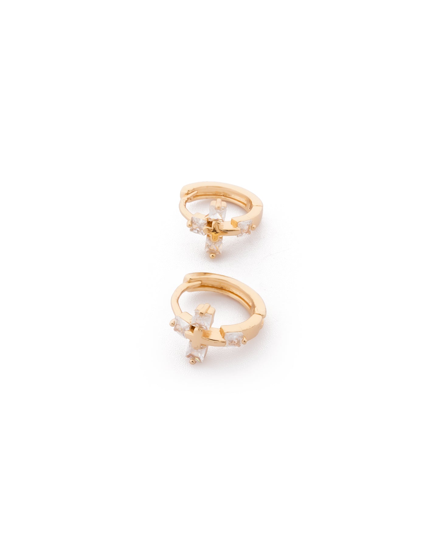 Aretes Huggies Dorados con Piedras M3 Oro Laminado