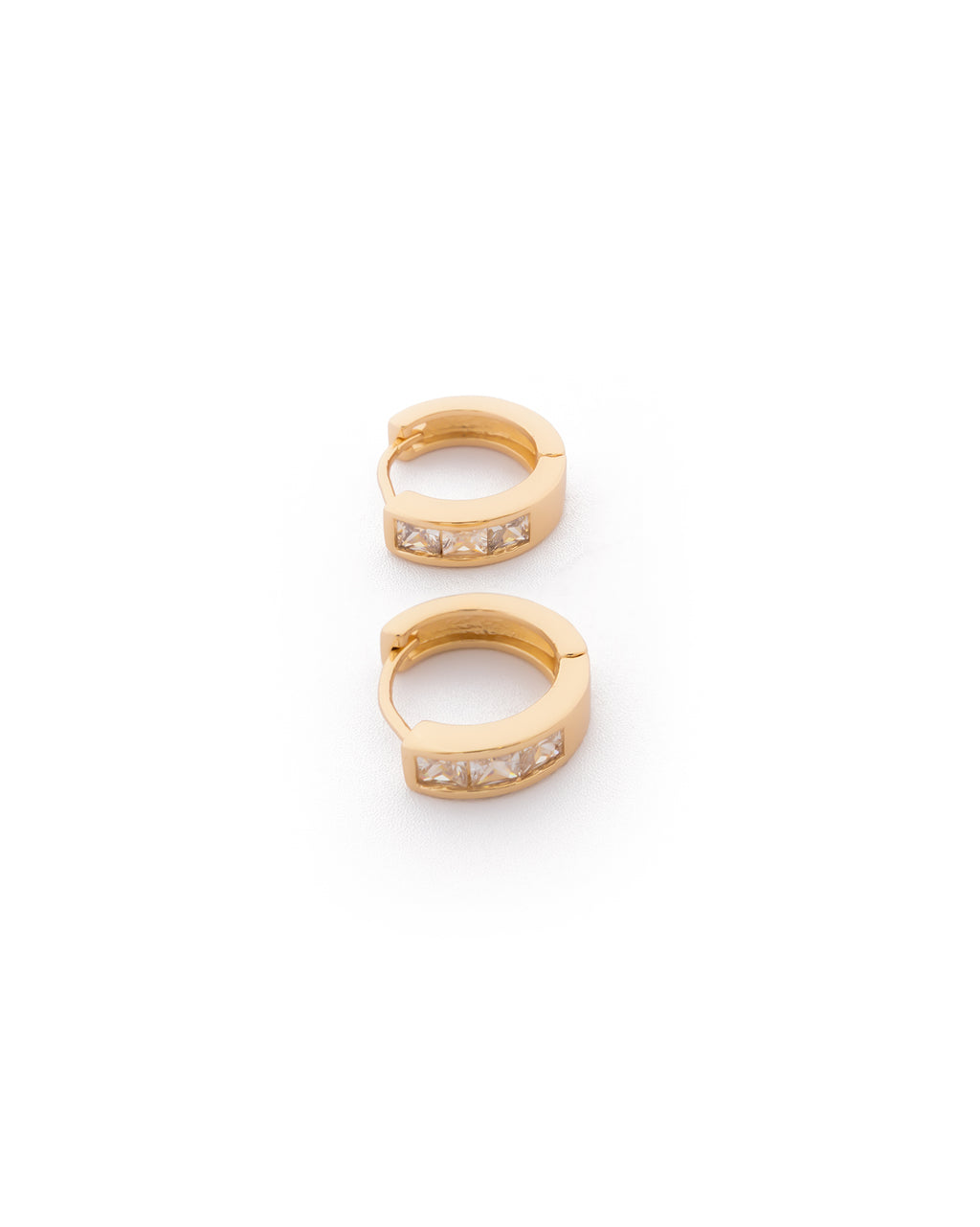 Aretes Huggies Dorados con Piedras M3 Oro Laminado