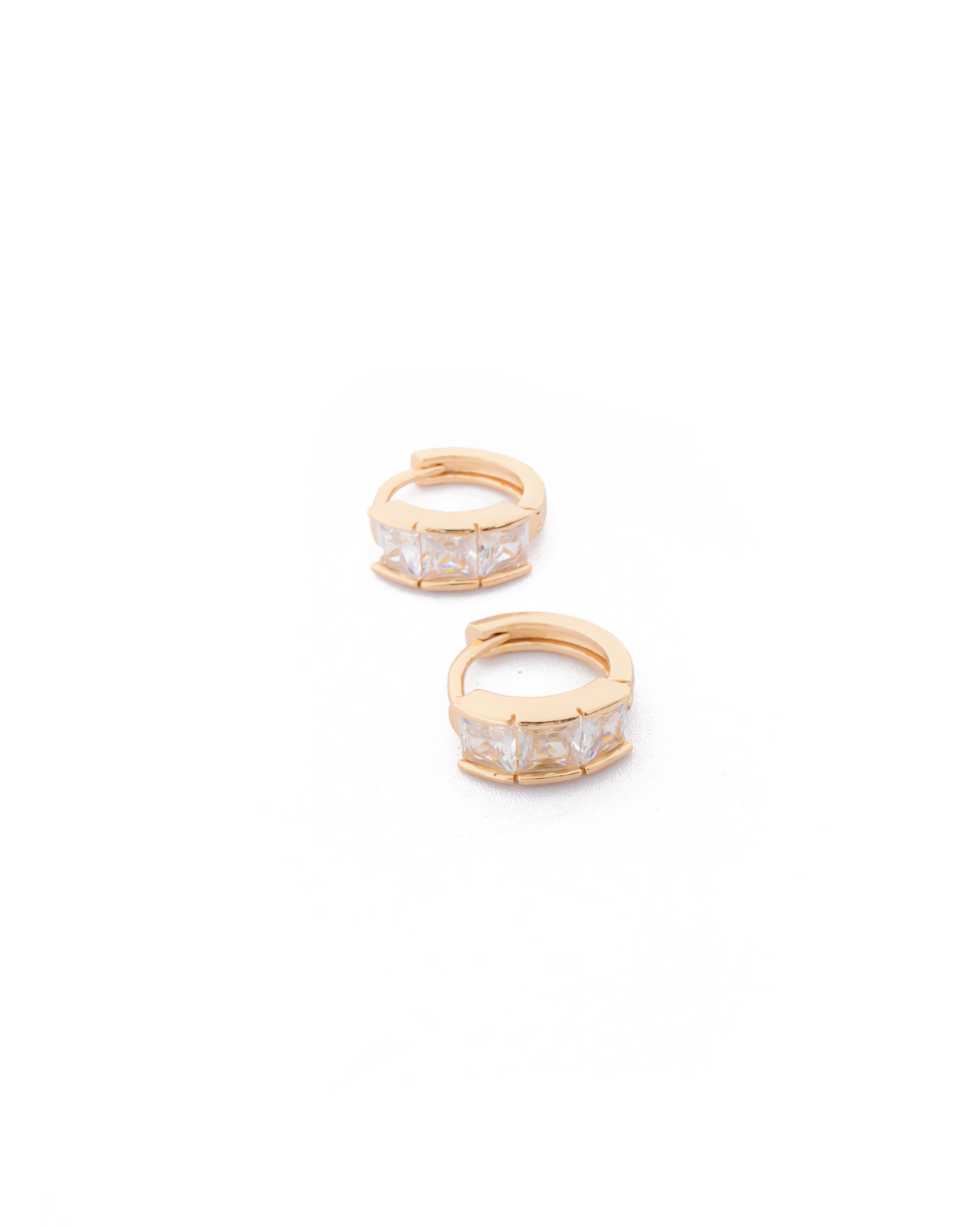 Aretes con piedras M9 Oro laminado