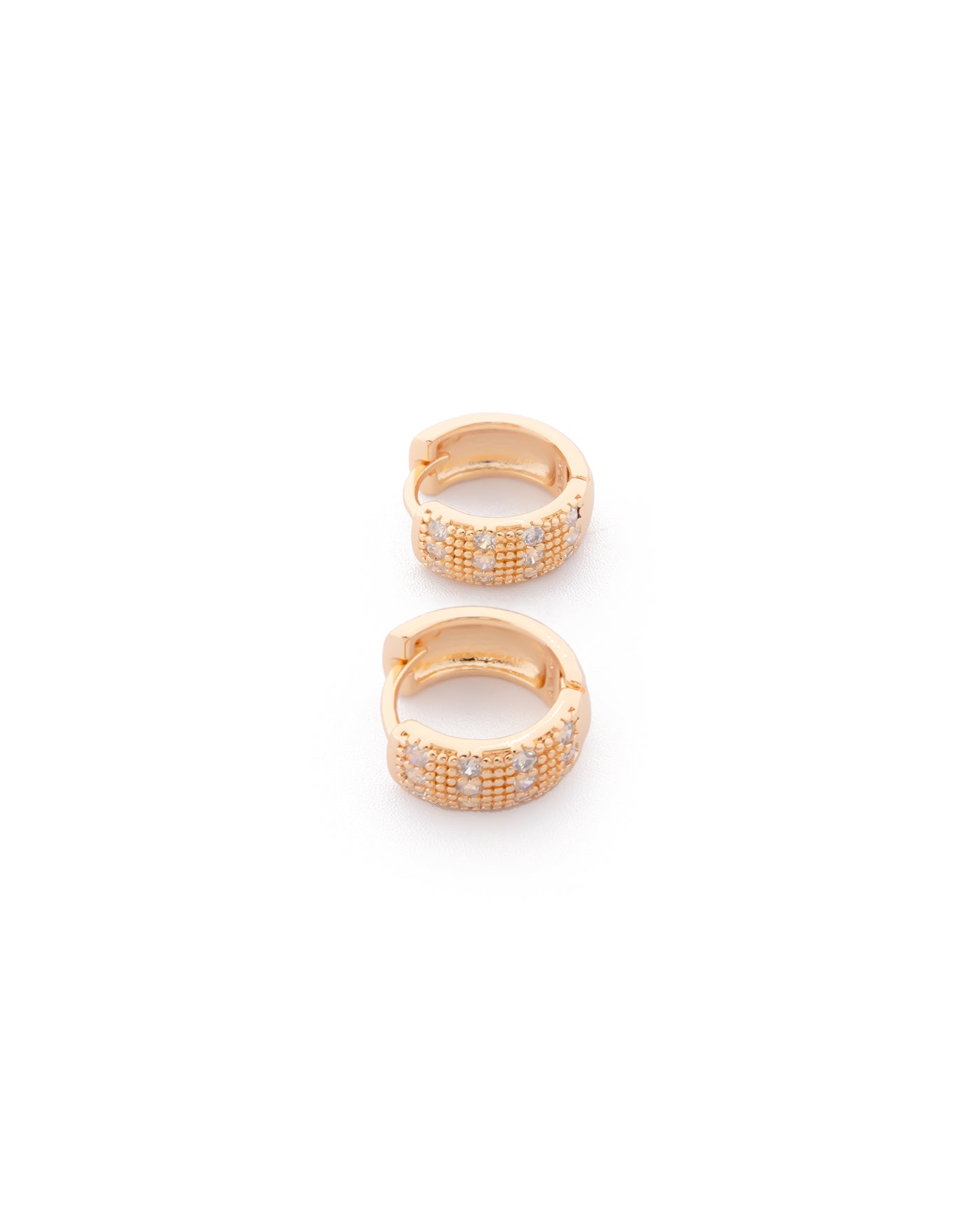 Aretes Huggies Dorados con Piedras M2 Oro Laminado