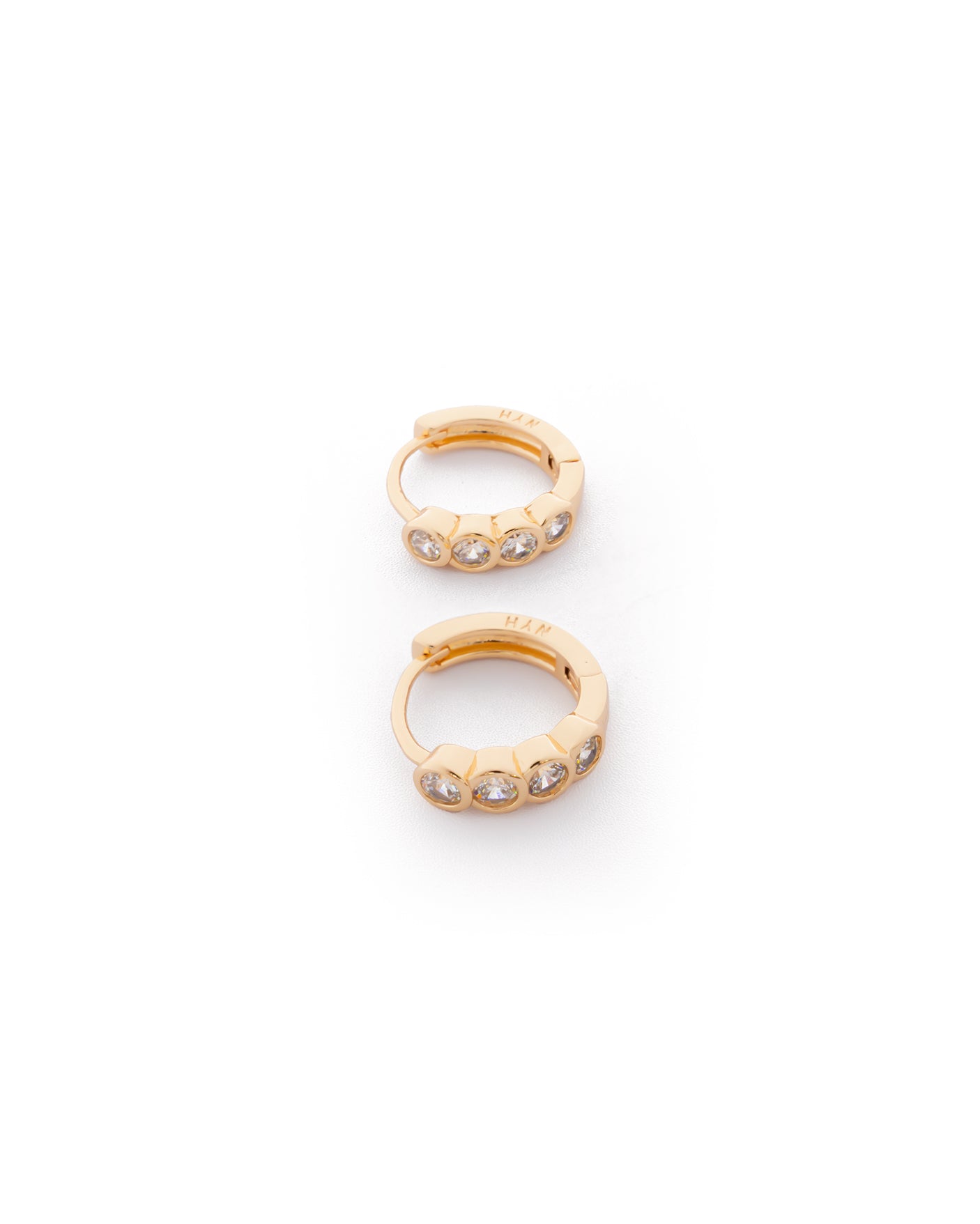 Aretes Huggies Dorados con Piedras M3 Oro Laminado
