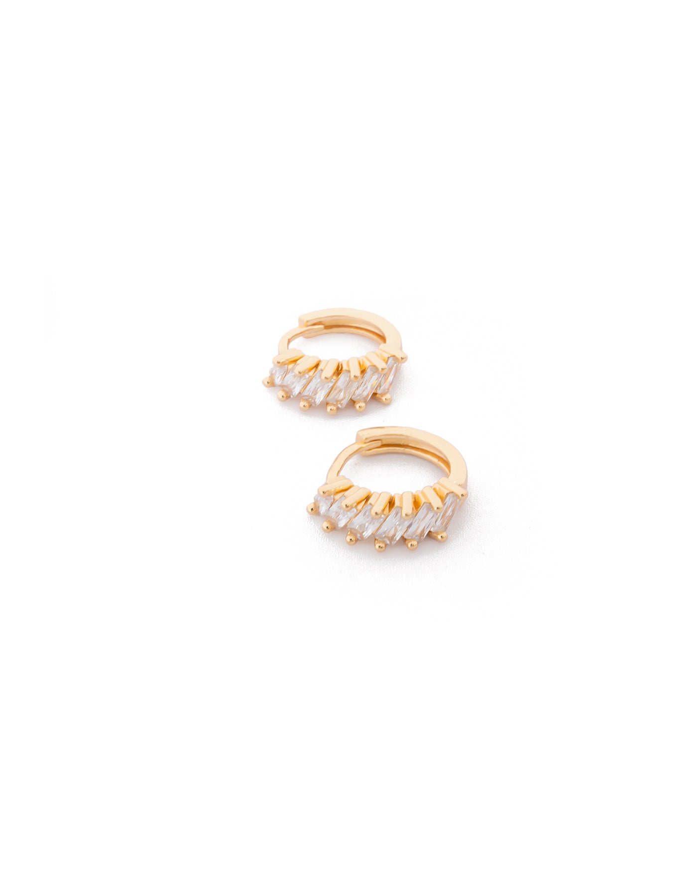 Aretes con piedras M8 Oro laminado