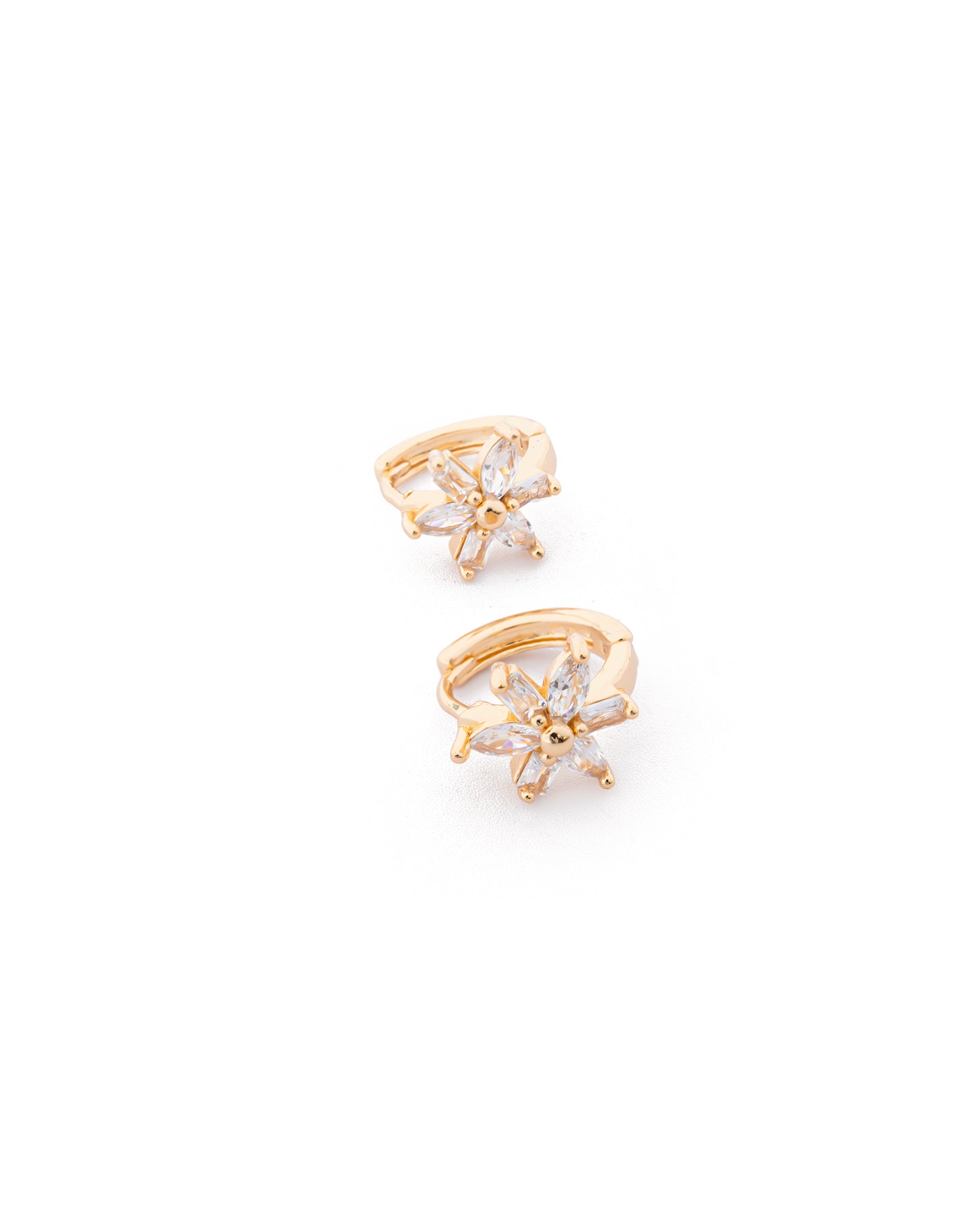Aretes con piedras M9 Oro laminado