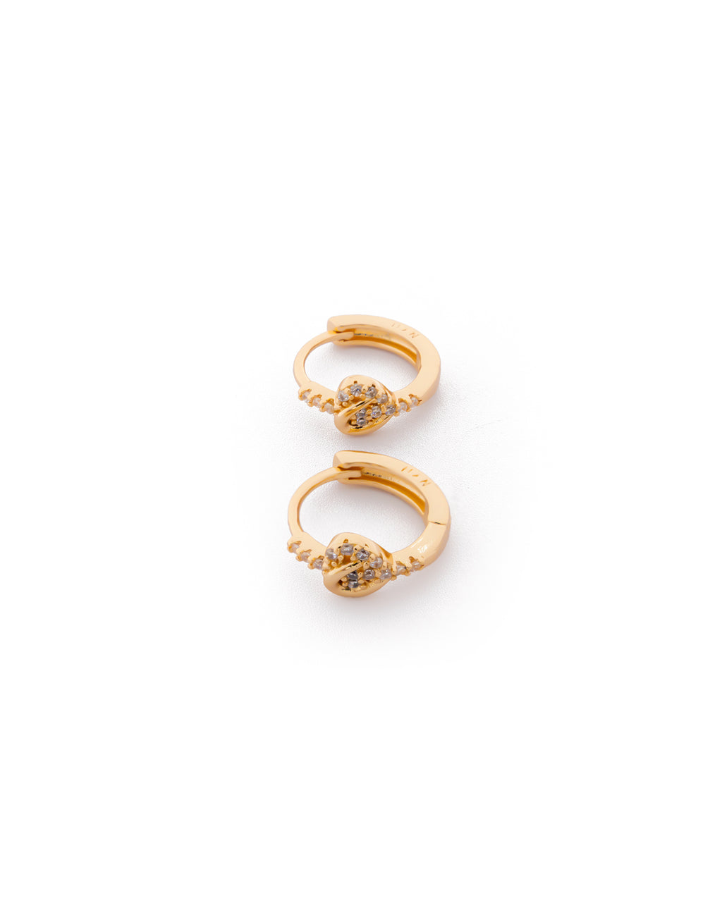 Aretes Huggies Dorados con Piedras M3 Oro Laminado