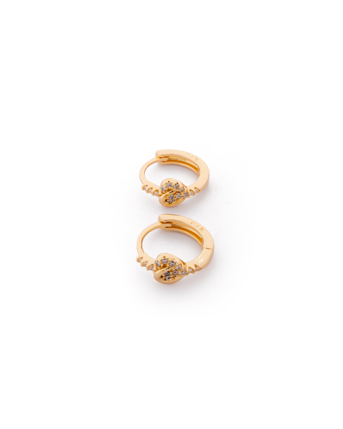 Aretes Huggies Dorados con Piedras M3 Oro Laminado