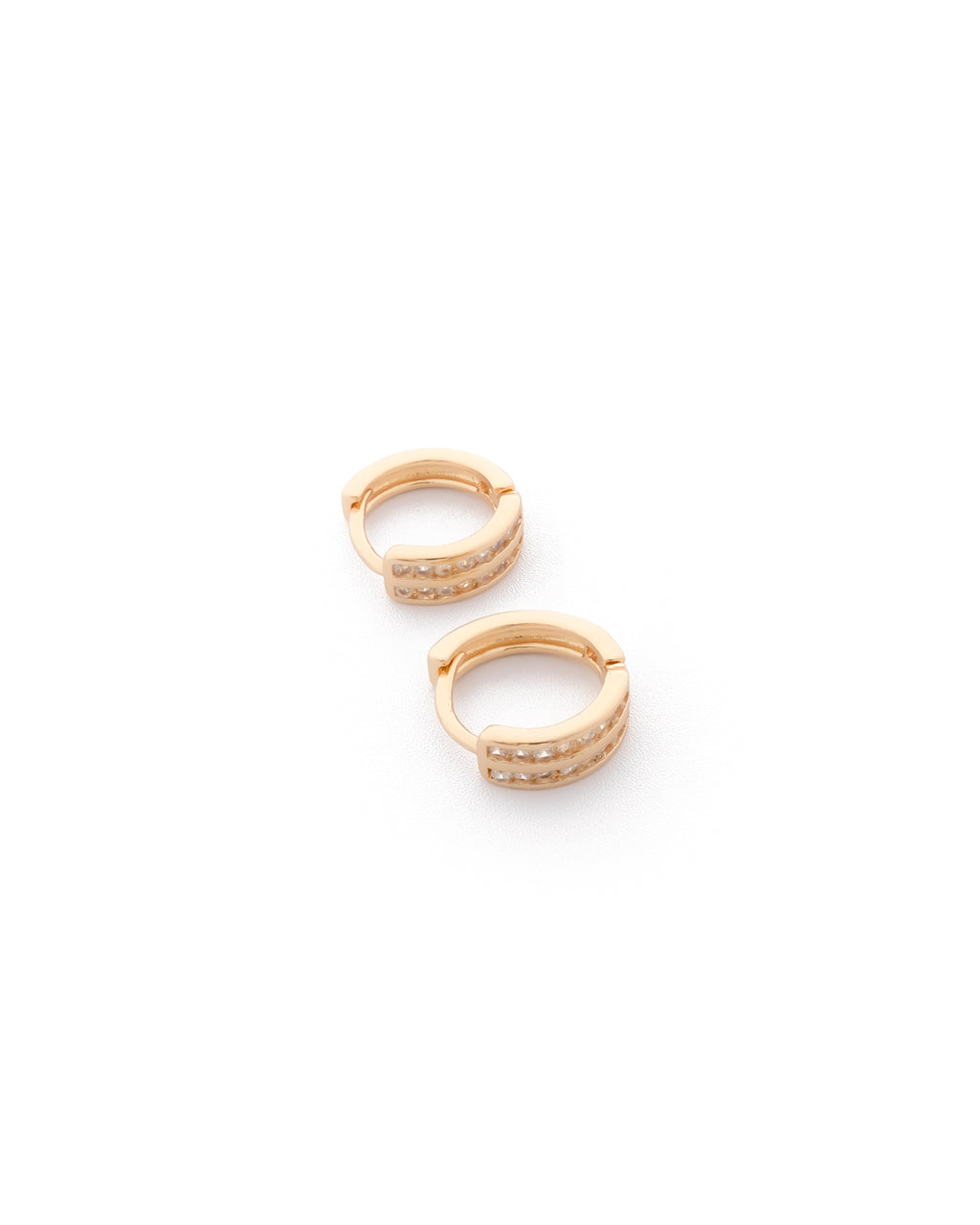 Aretes Huggies Dorados con Piedras M2 Oro Laminado