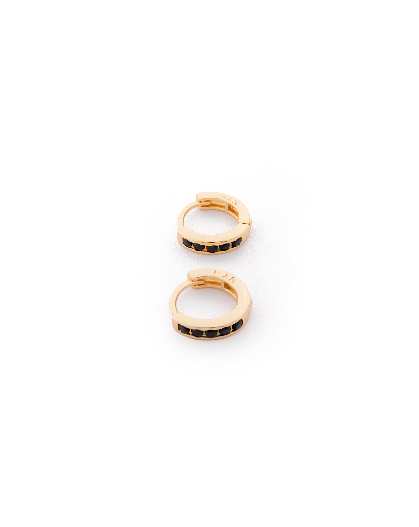 Aretes Huggies Dorados con Piedras M3 Oro Laminado