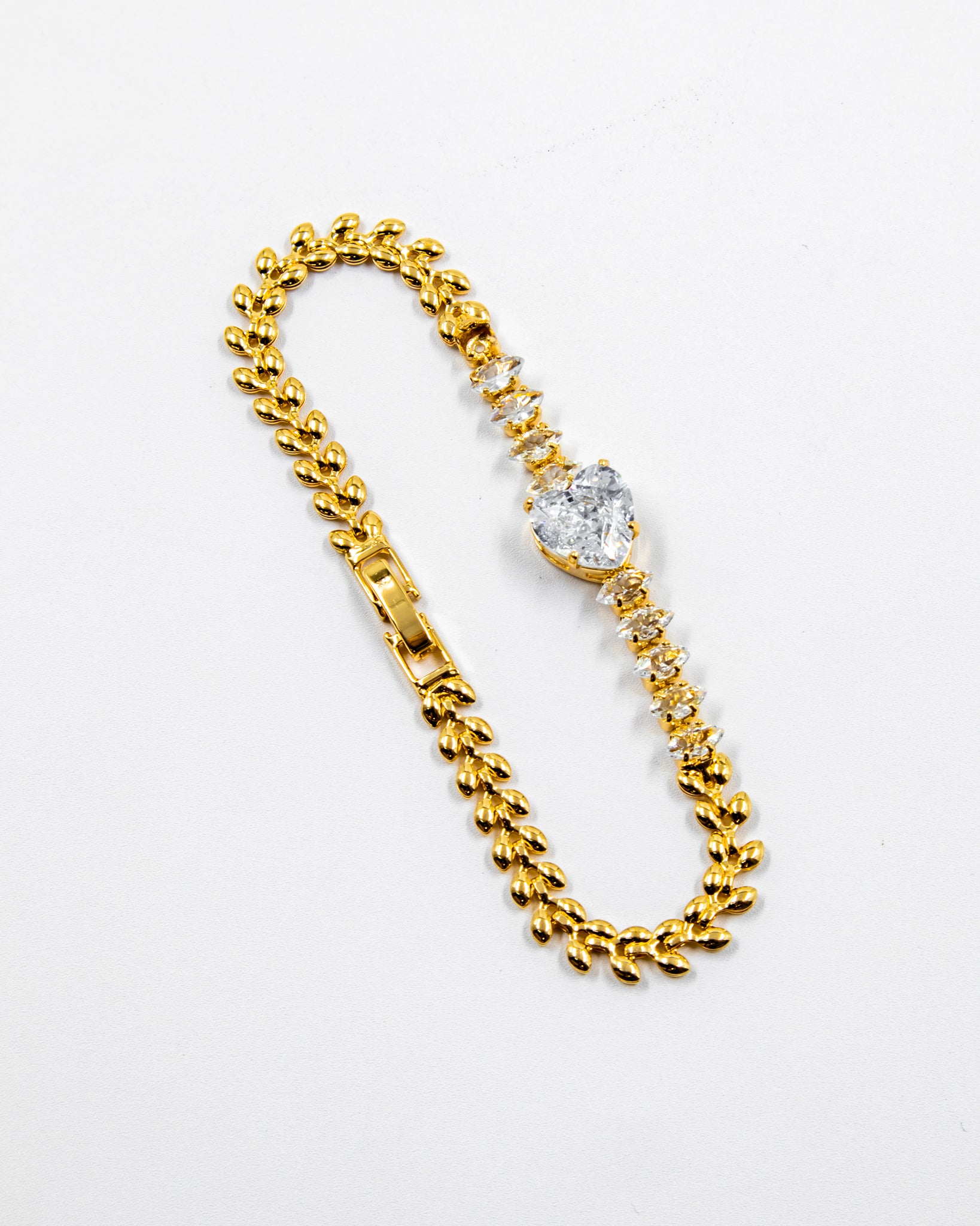 Pulsera dorada con piedras y dije de corazón - M5 Oro Laminado